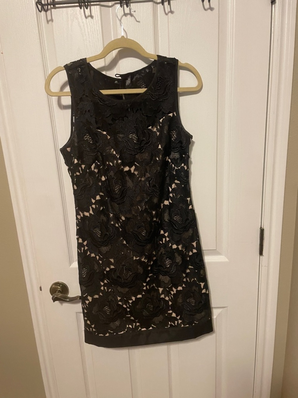Black Floral Appliqué Sleeveless Dress - Elegant Evening Wear